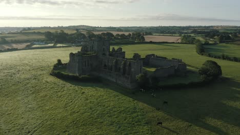 Vista-Aérea,-Pan-Izquierda,-Amanecer,-La-Abadía-De-Dunbrody-Es-Un-Antiguo-Monasterio-Cisterciense-En-El-Condado-De-Wexford,-Irlanda