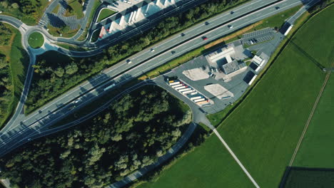 intercambio de autopista con parada de camiones vista aérea