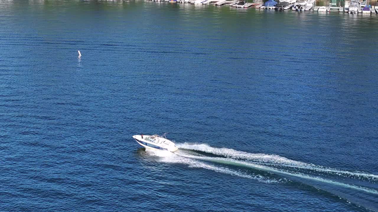 rastreando una lancha rápida en el lago arrowhead en california