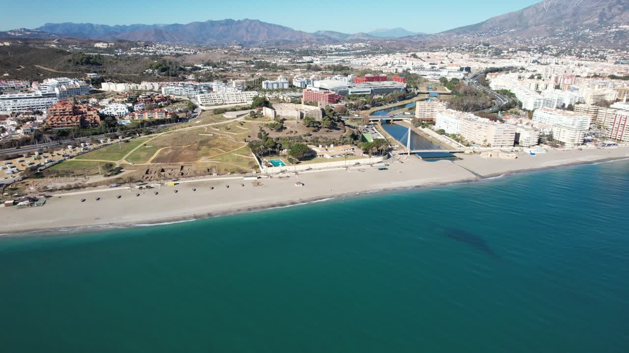 volando lentamente hacia fuengirola, españa desde el océano
