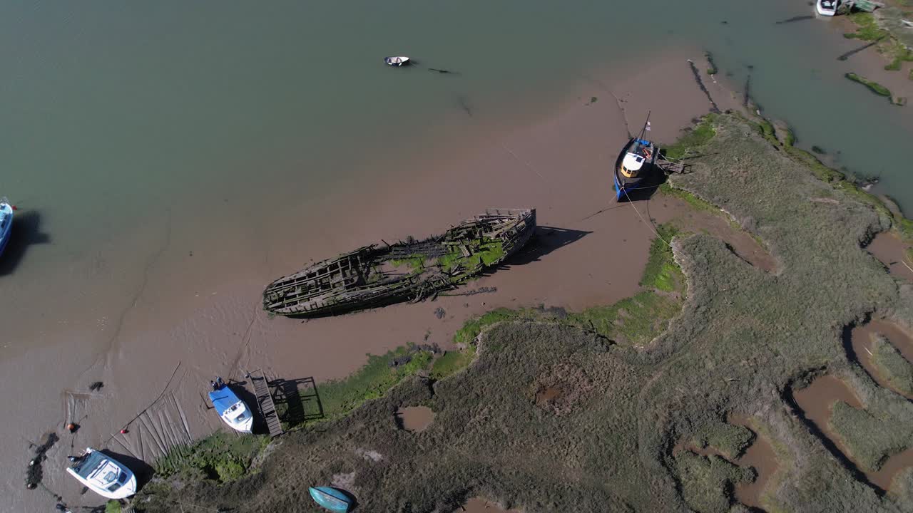 vista aérea de un muelle de naufragio cerca de las marismas en el puerto deportivo de tollesbury, essex, reino unido