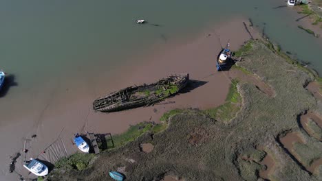 Vista-Aérea-De-Un-Muelle-De-Naufragio-Cerca-De-Las-Marismas-En-El-Puerto-Deportivo-De-Tollesbury,-Essex,-Reino-Unido