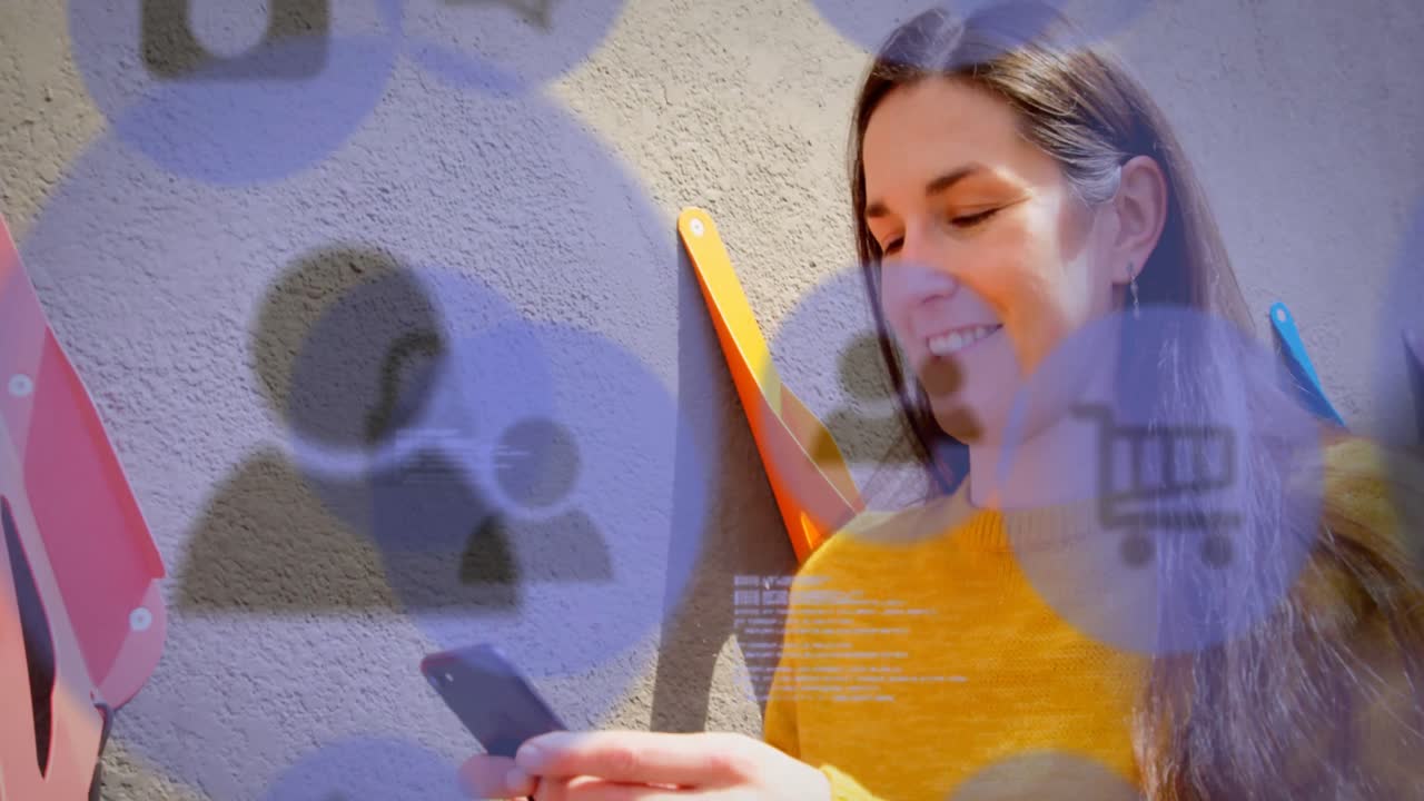 animación de una red de iconos de redes sociales sobre una mujer usando un teléfono inteligente.