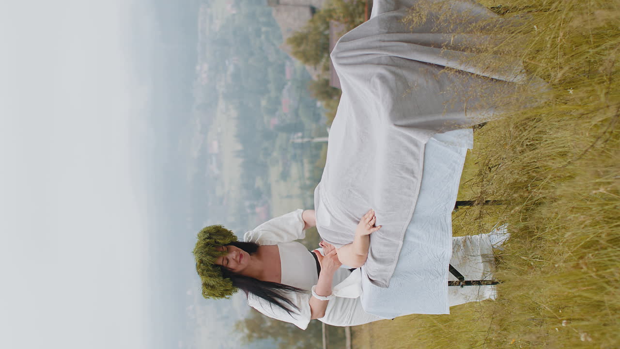 테라피스트 여성 의사는 여성이 휴식을 취하는 스파 얼굴 마사지 야외 산 필드, 환상