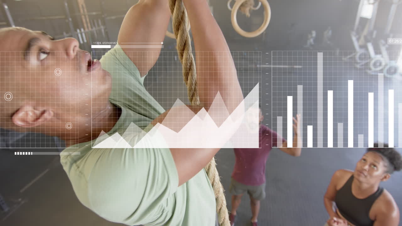 animación de datos sobre la interfaz sobre las piernas del hombre caucásico escalando cuerda, entrenamiento cruzado en el gimnasio