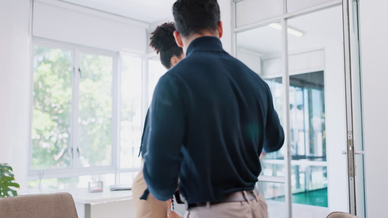 사업가, 흑인 여성, 그리고 직장에서의 악수