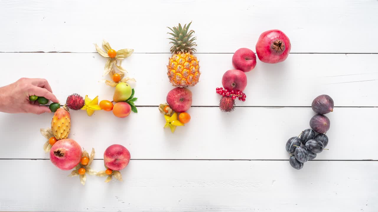 la palabra "bio" escrita con frutas coloridas. tipografía hecha de objetos. creando tipografía con frutas.