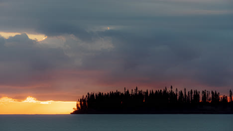 Hermoso-Timelapse-De-La-Puesta-De-Sol-Sobre-La-Isla-De-Los-Pinos,-Nueva-Caledonia