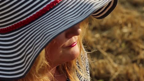 Woman-with-a-hat-and-bright-lips-1