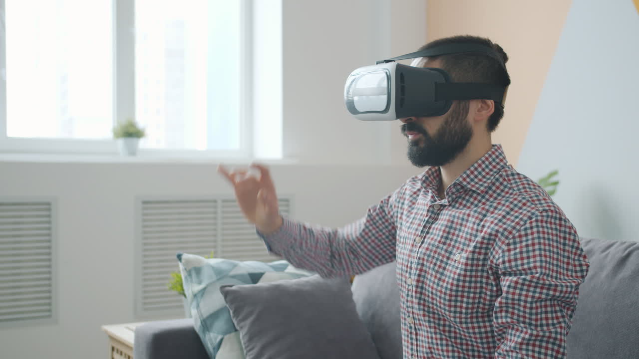 L'uomo che sperimenta la realtà virtuale