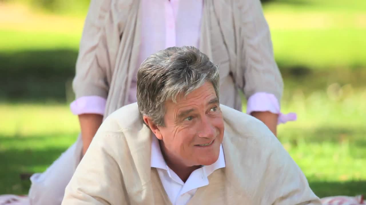 밖에서 웃고 있는 성숙한 커플