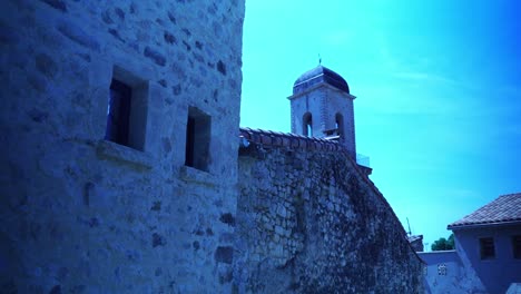 Pequeño-Campanario-Entre-Antiguas-Casas-De-Piedra-En-Boulbon-En-Francia-Bajo-El-Sol