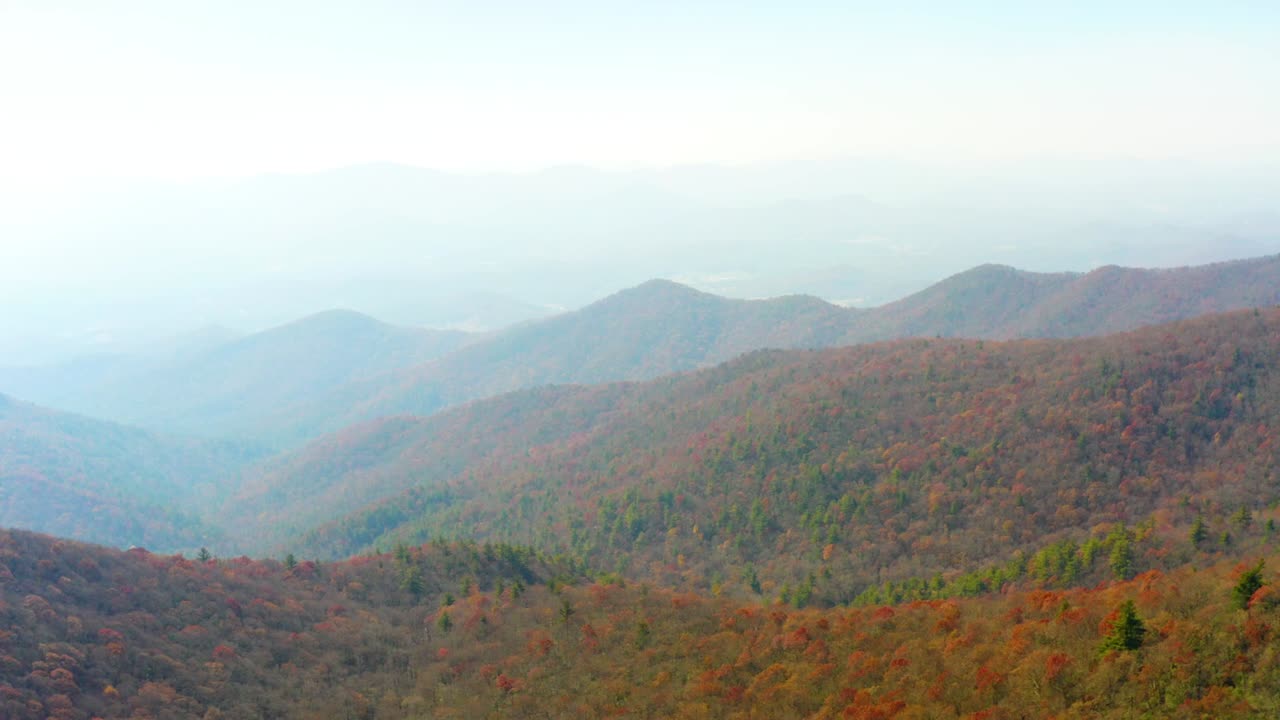 가을과 가을의 색을 가진 블루 리지 산맥의 안개의 공중 촬영