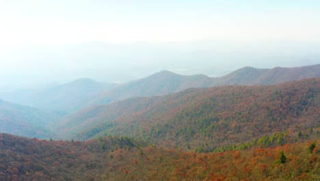 Toma-Aérea-De-Niebla-En-Las-Montañas-Blue-Ridge-Con-Colores-Otoñales-Y-Otoñales.