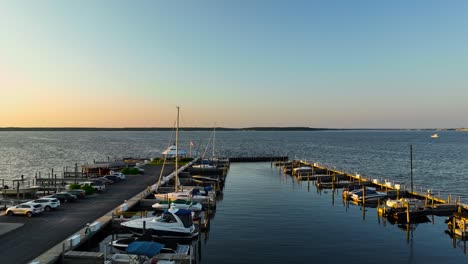 Rückwärtsbewegung-Weg-Von-Einem-Kleinen-Yachthafen