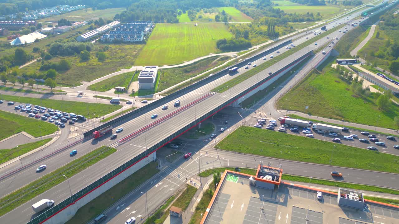 고속도로 교차로 교차로의 위에서 볼 수 있는 사진