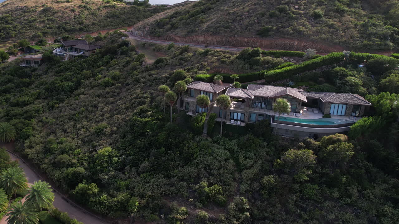 fotografía de avión no tripulado de una villa de lujo con piscina en las colinas sobre el mar del caribe, islas vírgenes británicas