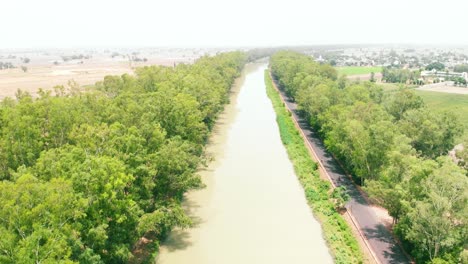 Blick-Von-Oben-Auf-Den-Schlammigen-Fluss-In-Der-Mitte-Des-Farmgeländes