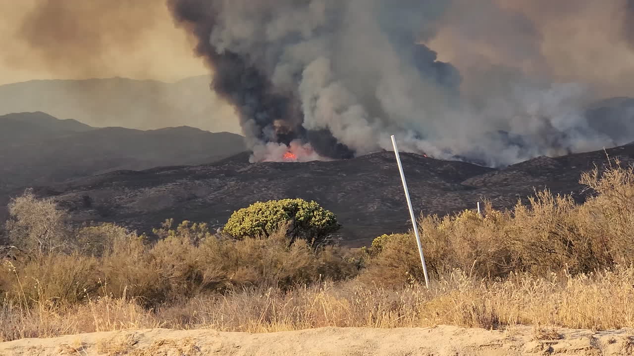 humo negro que se eleva sobre la montaña durante el incendio de fairview, incendio forestal mortal y destructivo en el condado de riverside, california, estados unidos