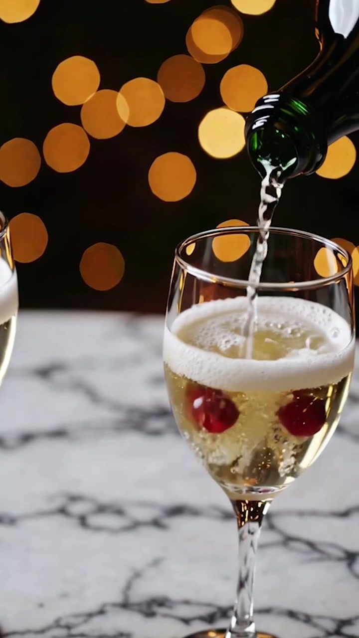 Cocktail festivi al mirtillo rosso e vino spumante versato