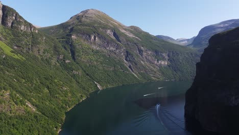 Hermosa-Vista-Aérea-Sobre-El-Fiordo-De-Geiranger