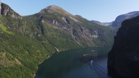 hermosa vista aérea sobre el fiordo de geiranger