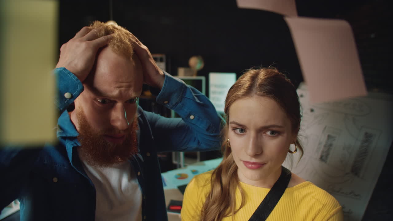 una pareja de negocios molesta encontrando errores en el tablero de ideas. una mujer conmocionada gritando