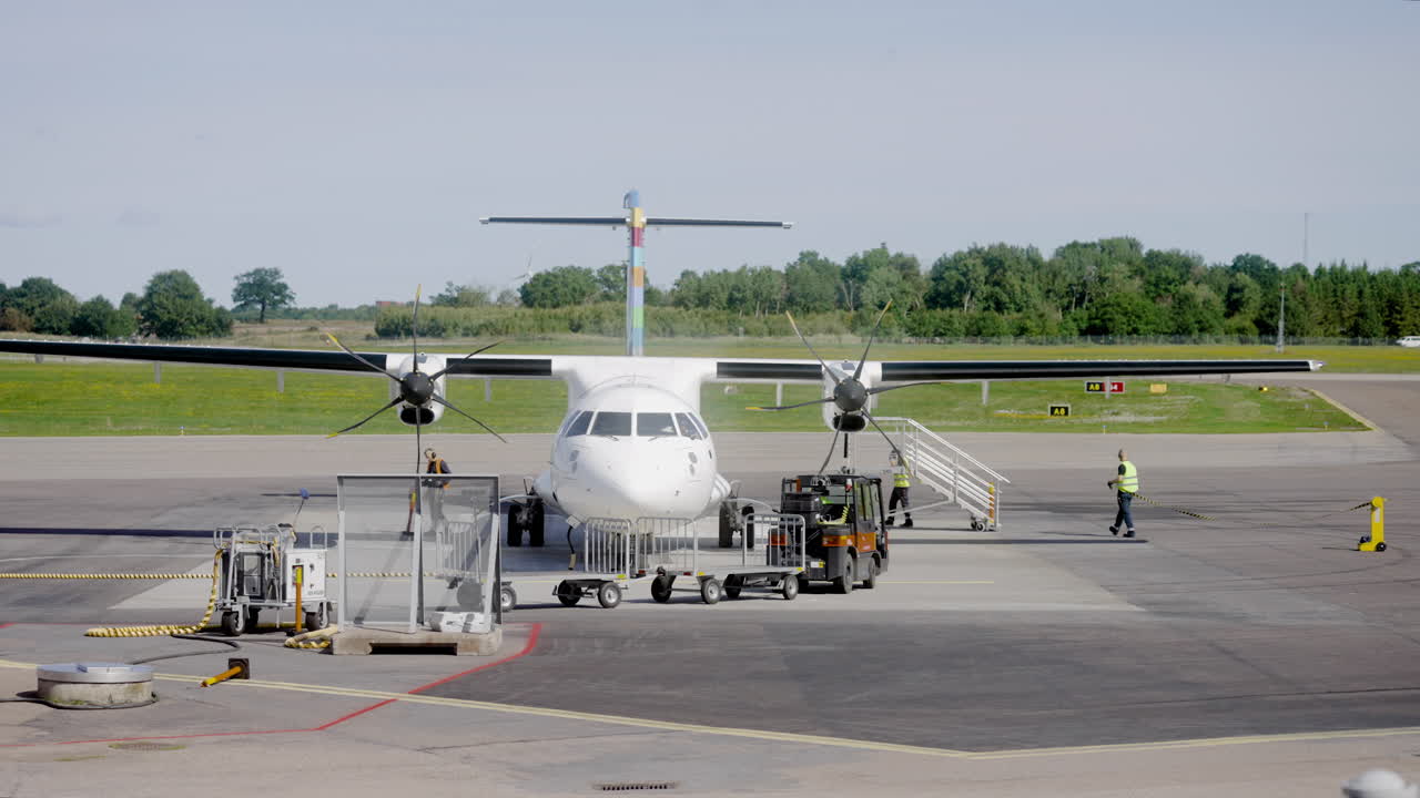 보잉 항공기 비행기 비행기 진입 공항 활주로 착륙 활주로 조종사 육지 도시 여행 제트 엔진 관광객 은밀한 일등석 승객 승객 입구 이산화탄소 기후