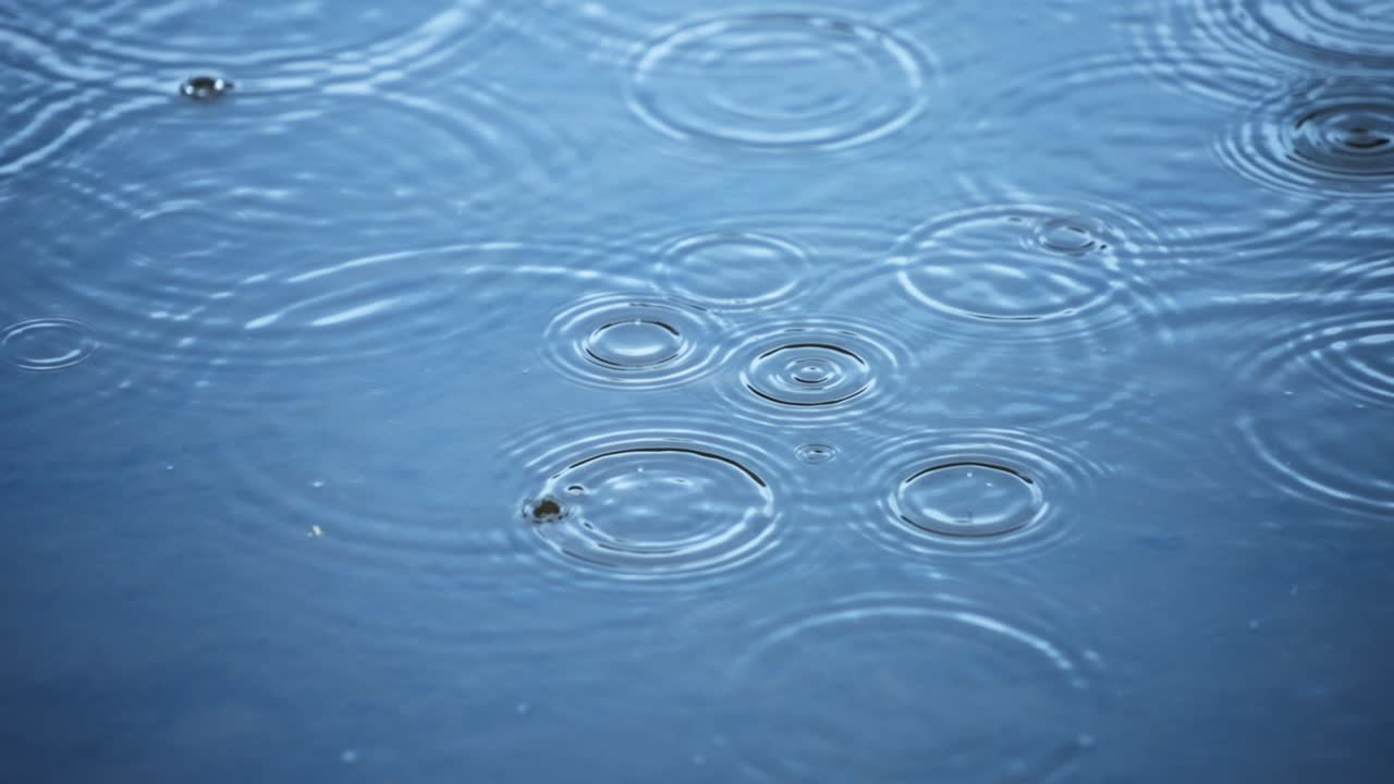 파동된 비방울의 슈퍼 느린 움직임