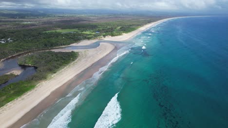 Pintoresca-Playa-De-Pertenencia-Y-Arroyo-En-Byron-Bay,-Nsw,-Australia---Toma-Aérea-De-Drones