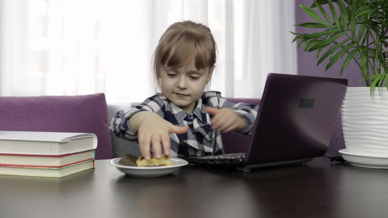 niña haciendo lecciones en línea usando computadora portátil digital. educación a distancia