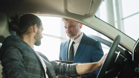 vendedor de coches mostrando el coche al cliente