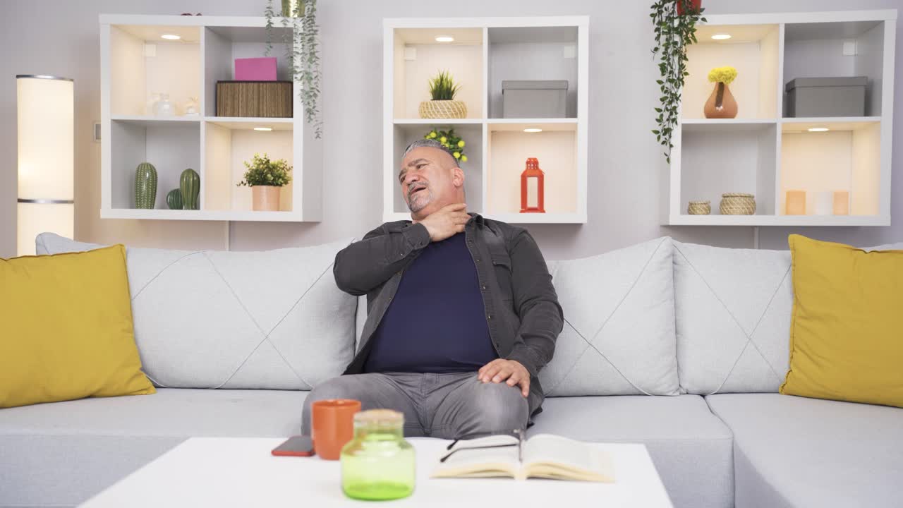 호흡 곤란한  ⁇ 은이가 호흡을 어렵게 하고 있습니다.