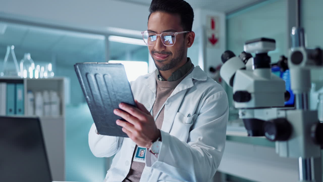 científico trabajando en una tableta en un laboratorio