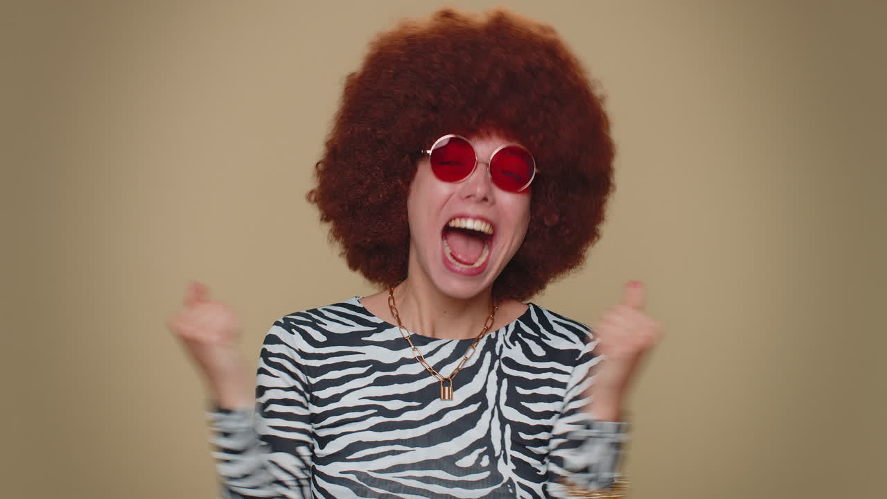 행복한 예쁜 젊은 여성 성공을 축하 승리 비명 기 ⁇ 하는 일을 승리 손 제스처 네라고