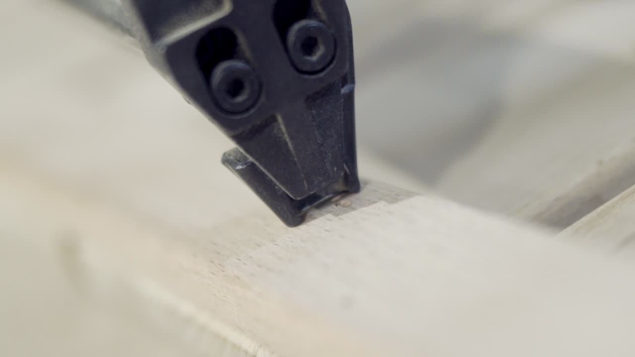 usando una pistola de clavos para montar muebles de madera
