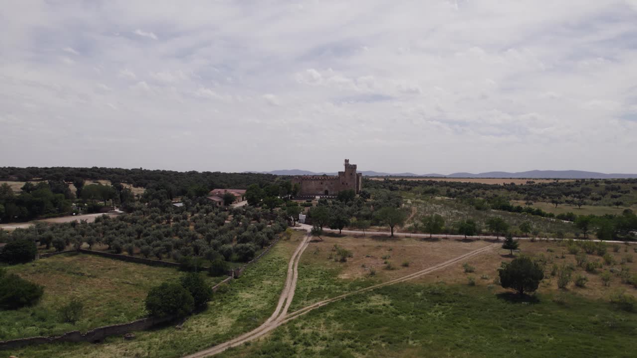 antena de bajo ángulo del castillo convertido en casa de huéspedes, vista panorámica