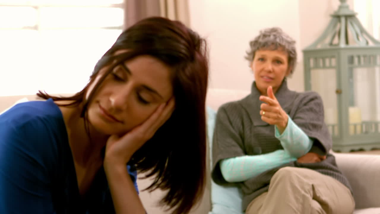 슬픈 여자가 머리를 들고