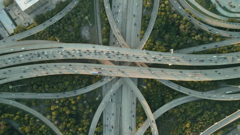 drone de arriba hacia abajo girando sobre la autopista interestatal i10 y i610 al atardecer, houston texas