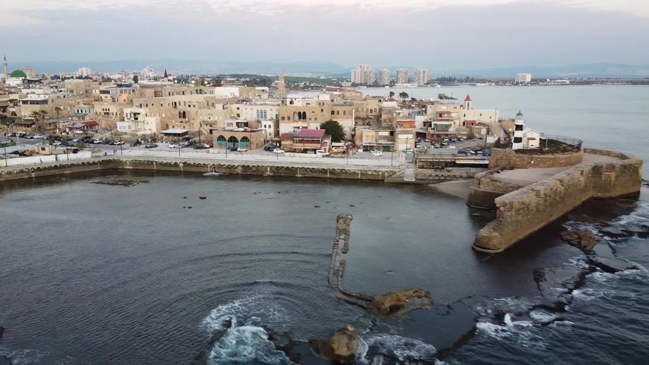 Ripresa aerea che rivela gli storici edifici in pietra di Akko, Città Vecchia di Acri, Israele, durante un bellissimo crepuscolo.