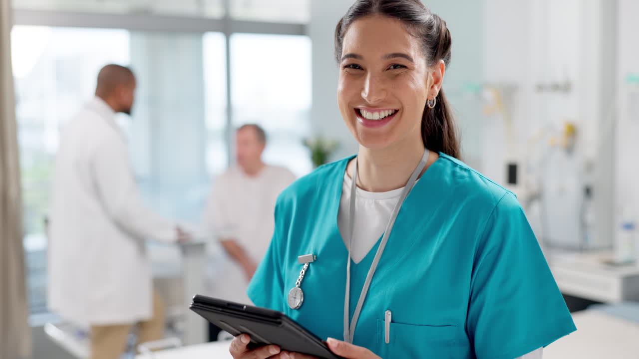 Feliz, rostro y mujer con una tablet