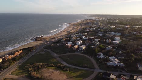 Sobrevuelo-Aéreo-Ciudad-Costera-Y-Playa-Punta-Del-Este-Al-Atardecer-Dorado-En-Uruguay