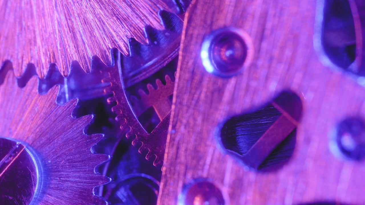 reloj mecánico que refleja la luz en movimiento 24