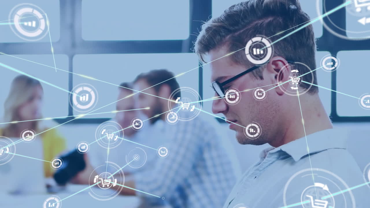 animación de iconos conectados sobre el hombre caucásico desplazándose en la tableta digital en la oficina