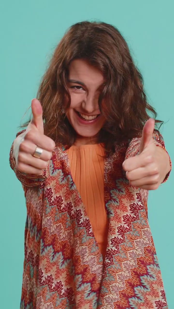 Feliz joven celebrando el éxito ganando el premio mayor de la lotería cumpleaños logro de objetivos buenas noticias