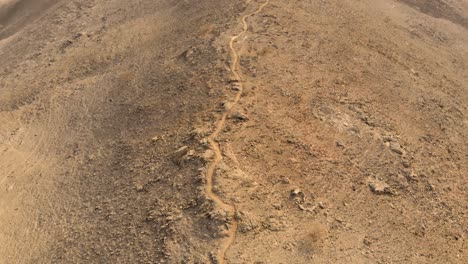 ruta de ciclismo de montaña enduro con puesto de control de cabaña de descanso de madera en al taween, fujairah, emiratos árabes unidos