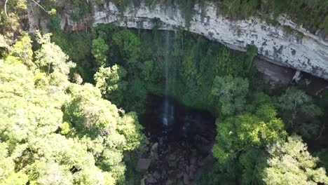 imágenes de drones de un hermoso paisaje cerca de un cañón y una cascada