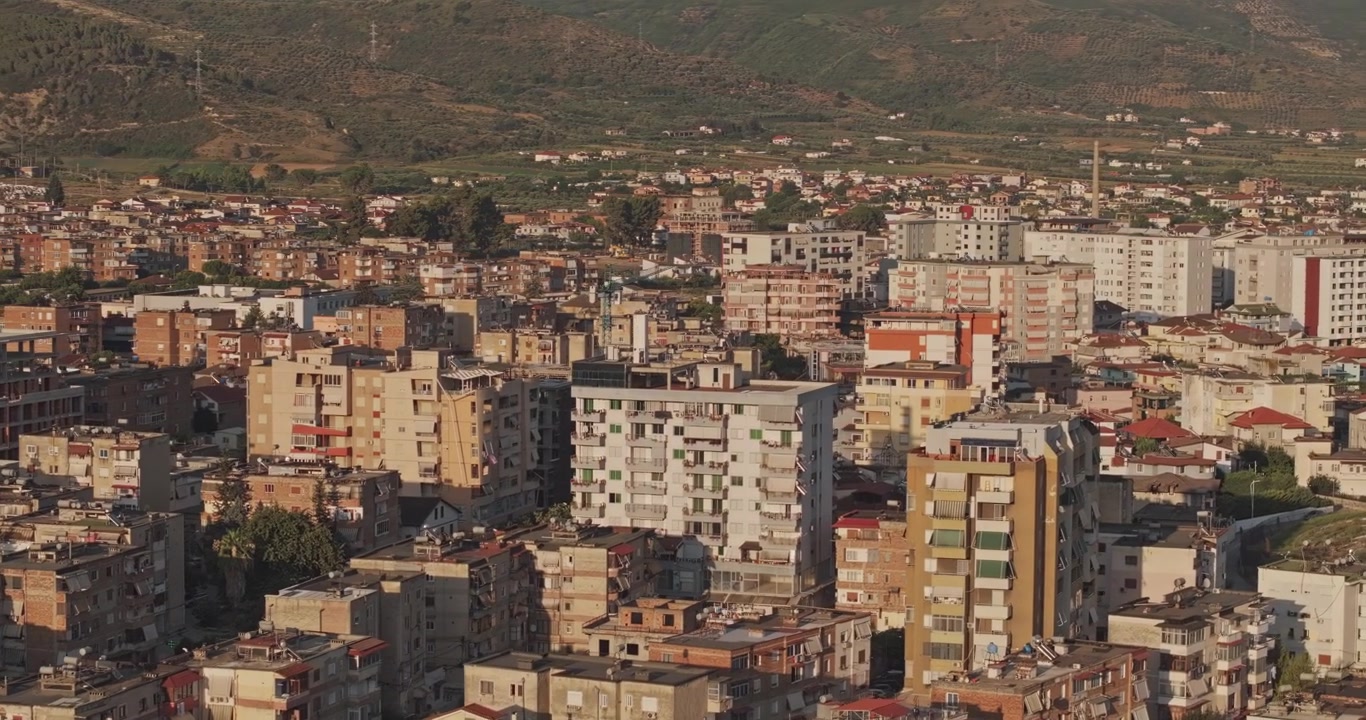 Berat Albania Aerea v16 zoomata 3x, sorvolo a bassa quota sulle residenze del centro, che rivela densi isolati urbani, verdi colline e il paesaggio urbano al tramonto - Scattata con Mavic 3 Pro Cine - 11 luglio 2024