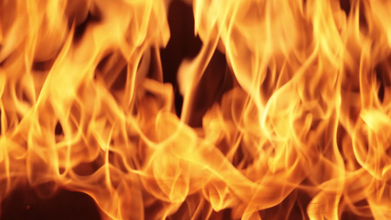 llamas de fuego sobre fondo negro en cámara lenta