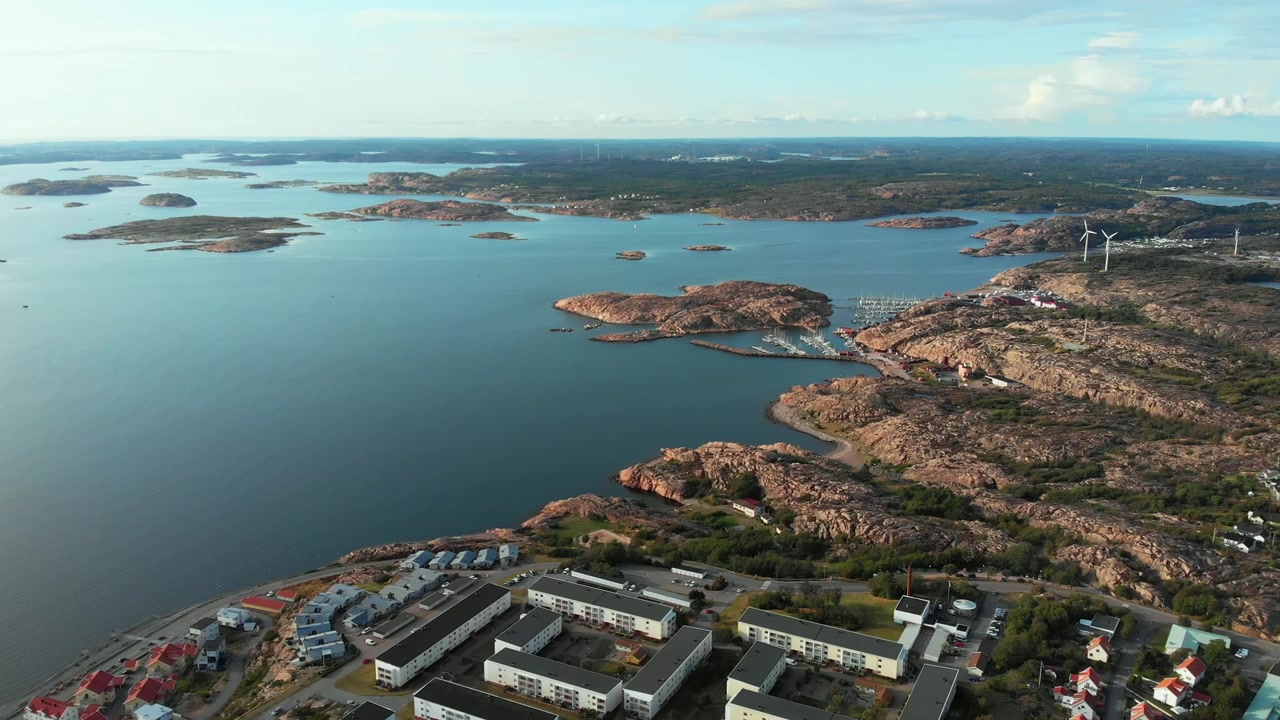 Eine atemberaubende Aussicht auf eine perfekte Landschaft in Badhusberget Lysekil, Schweden, mit Gebäuden, Felsformationen und Meerwasser – Luftaufnahme